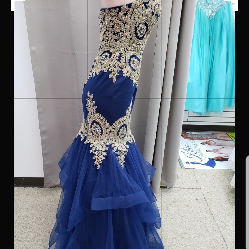 Formal Dress - Picture 3 of 8